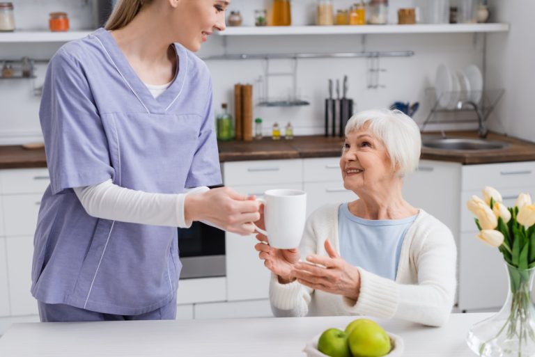 Seniors : les aides à domicile, solutions et financement 37