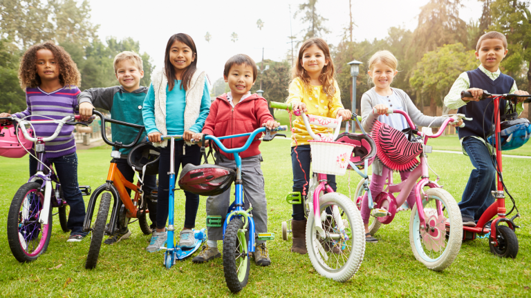 Mobilité active dès le plus jeune âge : comment initier les enfants au vélo ou à la trottinette en toute sécurité ? 1 Mobilité active dès le plus jeune âge : comment initier les enfants au vélo ou à la trottinette en toute sécurité ? 1