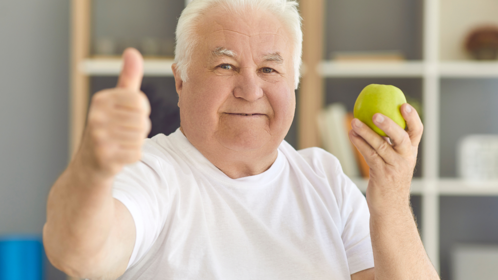 Senior : l’impact de la nutrition sur la mobilité des seniors 2 Senior avec une pomme