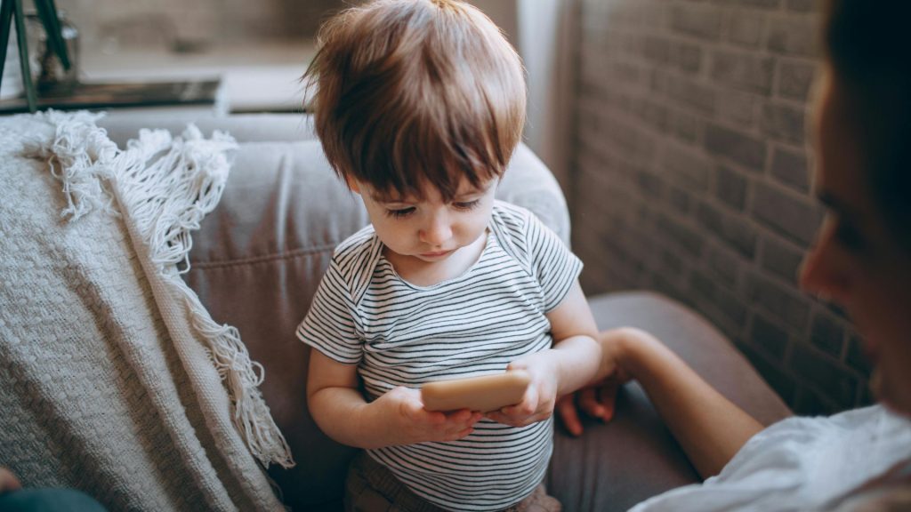 Smartphone : comment protéger les enfants dans l’espace public ? 1