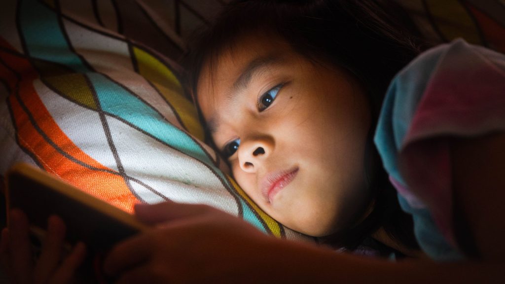 Écrans et sommeil des enfants : comment protéger leurs nuits ? 1 écran sommeil enfant